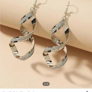 Super light weight! 1st picture is gold but I only have silver.